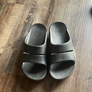 OOFOS Black Recovery Slides
